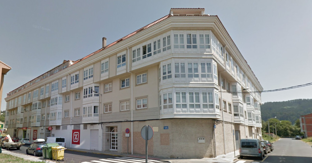 Local comercial, plaza de garaje y trasteros en Cedeira - A Coruña