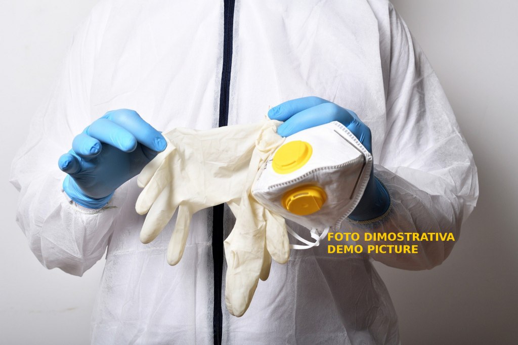 Plastic gloves - Full protection suits - Bank. 143/2019 - Law Court of Padua 