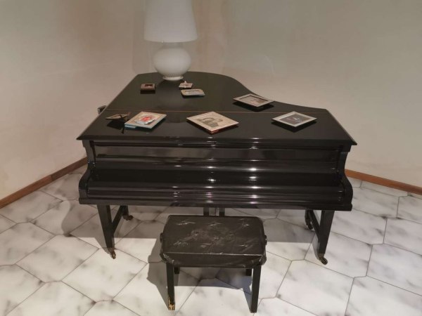 Pianos - Meubles divers et équipements - Faillite 54/2016 - Trib. de Naples Nord - Vente 5