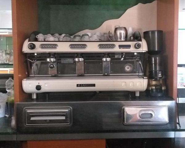 Coffee machine and fridge display cabinets - Cash registers - Bank. 01/2021 - Civitavecchia Law Court-Sale 5