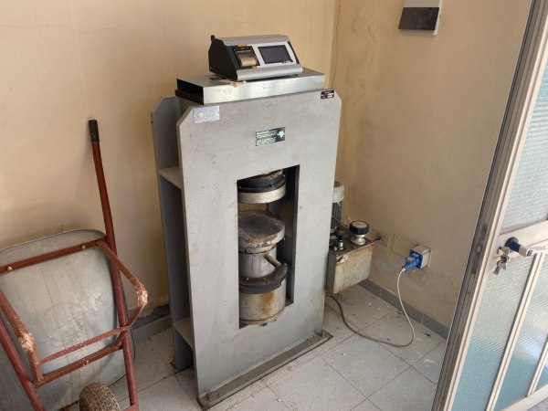 Concrete testing equipment - Compressor and office furniture - Bank.64/2019 - Siracusa L.C. - Sale 5