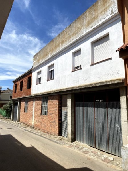 Two houses, warehouse and parking spaces in San Roque - Cádiz - Spain - Law Court N.1 of Cádiz