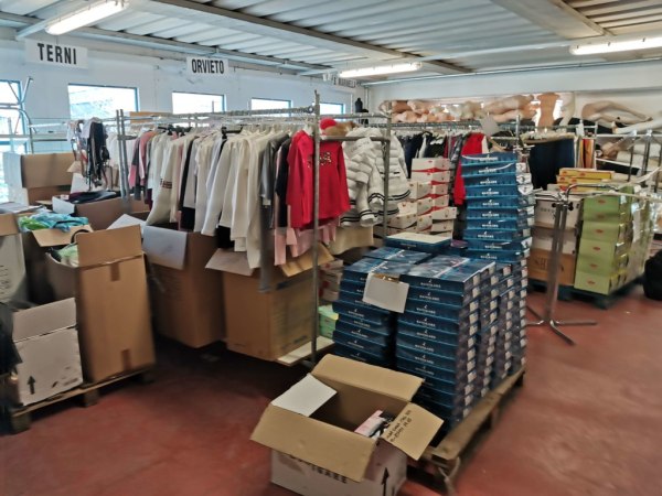 Vêtements Homme Femme Enfant - Mobilier de Magasin - Fall 18/2021 - Trib de Viterbo