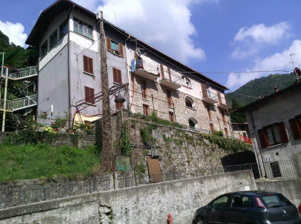 Edificio en proceso de renovación en Lasnigo (CO) - Italia - Venta Privada
