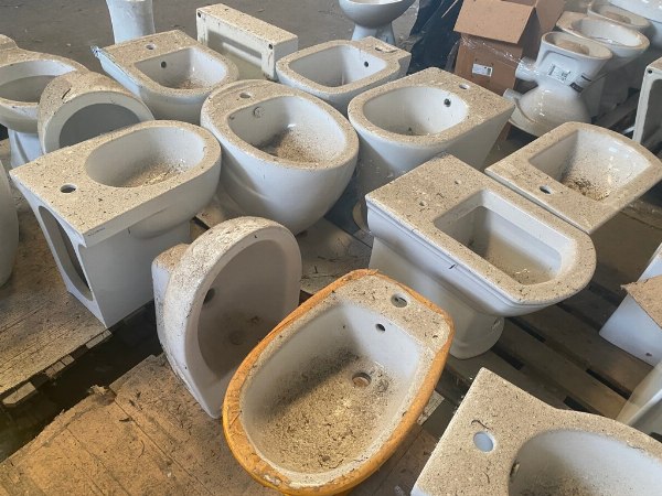 Bathroom furnishings - Building and sanitary materials - Bank. 15/2019 - Gela Law Court - Sale 3