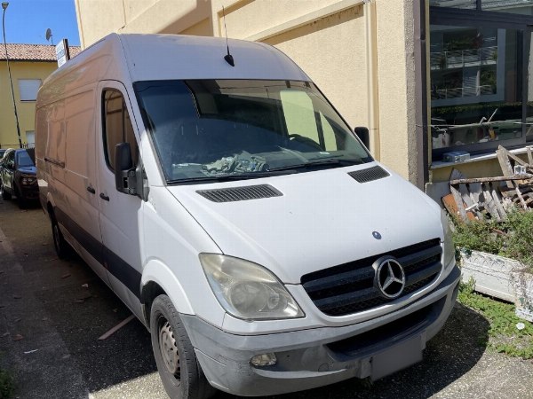 Mercedes Sprinter y Volkswagen Golf - Administración Judicial n. 22/7816 - Tribunal de Verona