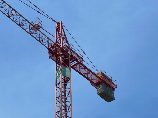 Tower crane, prefabricated office building - Mariner Mercury outboard engine  - Jud. Liq. 7/2022 - Catania L.C.