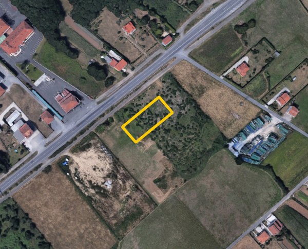 Terreno, nave y vivienda en Ordes y Santiago, A Coruña