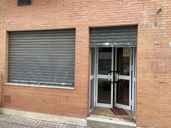 Nave industrial y locales comerciales en Sevilla y Utrera - Juzgado Mercantil Nº2 de Sevilla