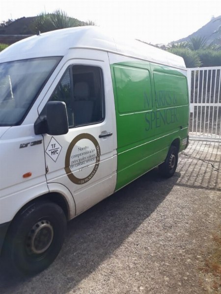 Stock de ropa, mobiliario y furgoneta Volkswagen - Juzgado de lo Mercantil Nº1 de Santa Cruz de Tenerife