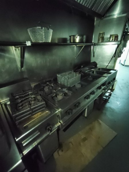 Ravintola- ja hotellikalusteet sekä moottoripyörät - Oikeustalo nro 3 A Coruñassa