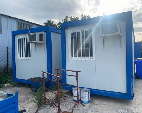 Container opsatte og udstyr og arbejdsmaterialer - Konkursauktion nr. 37/2023 - Retten i Siracusa