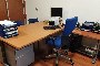Lotto di mobili per ufficio e attrezzature informatiche 3