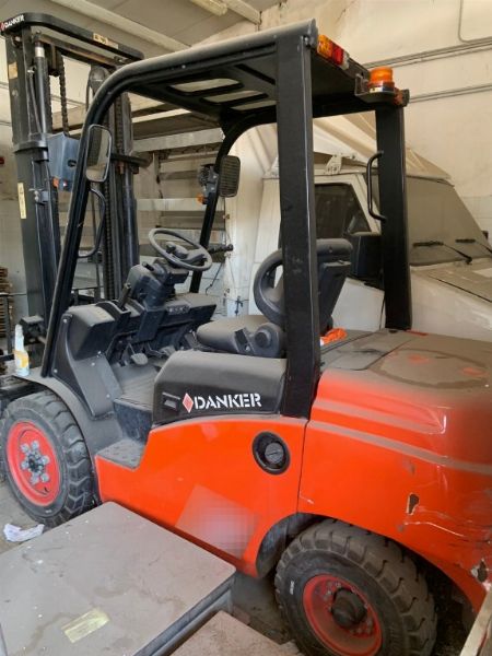 Vehicles Audi i Mercedes - Camions, carret elevador i equipament - Adm. Jud. 50/21 RGMP - Trib.Messina - Venda 2
