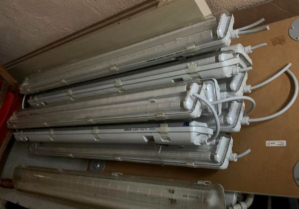 Vestuário variado e equipamentos para instalações elétricas - Liquidação Judicial 05/2023 - Tribunal de Avellino - venda 3