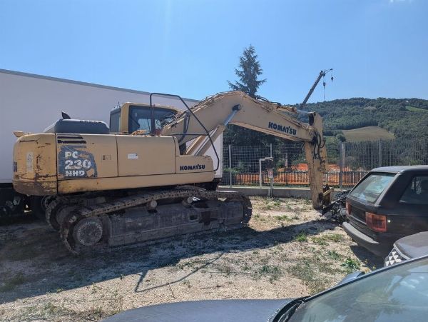 Pásový bagr Komatsu - Leasingové hmotné statky - Intrum Italy S.p.A