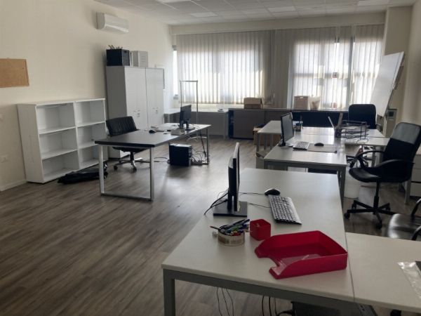 Filati e accessori abbigliamento - Arredo e mobilio  - Liqu. Giud. n. 27/2024 - Tribunale di Prato - Vendita 4