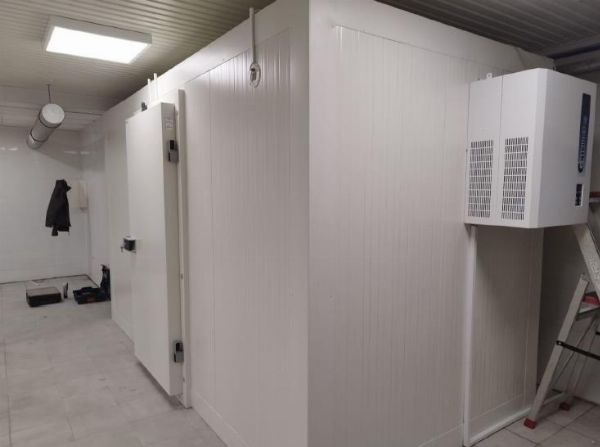 Una camera frigorifera, un forno e mobili di una caffetteria - Tribunale Mercantile N°1 di Pontevedra - 1