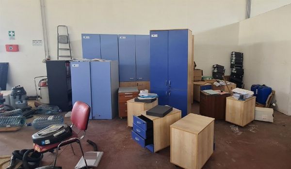 Meble i wyposażenie biurowe - Likwidacja sądowa nr 11/2024 - Sąd w Caltanissetta