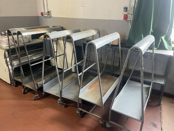 Trukki, hyllyt, kärryt, pöydät ja nahkajäämät - Oikeudellinen likvidointi 154/2024 - Veronan tuomioistuin - Myynti 2