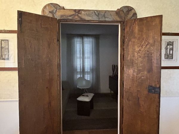 Opere d’arte e arredi: - porta in legno laccato e quadri all’asta - Liquidazione Giudiziale n.33/2023 - Tribunale di Spoleto - Vendita 6