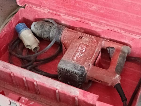 Caminhões Nissan - Mobili de escritório e equipamentos de trabalho - Liquidação Judicial n. 68/2023 - Tribunal de Bari