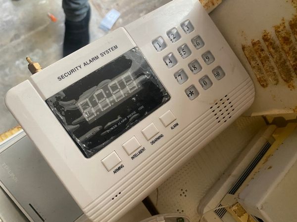 Alfa Romeo 147 és irodai bútorok, felszerelések és elektronika - Bírói Felszámolás 17/2023 - Siracusa Bíróság