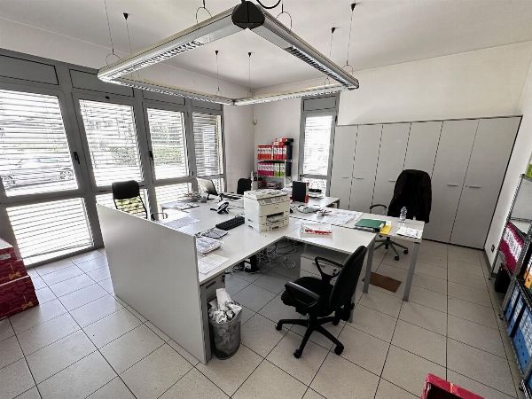 Cipőipari gépek - Autók és irodai bútorok - Bírósági felszámolás 46/2025 - Velencei Bíróság