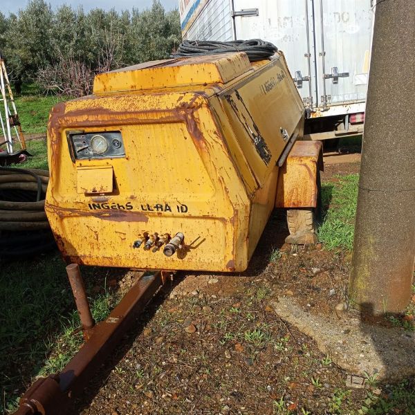 Трактор пољопривреде Massey Ferguson и опрема за земљане радове - Приватна продаја