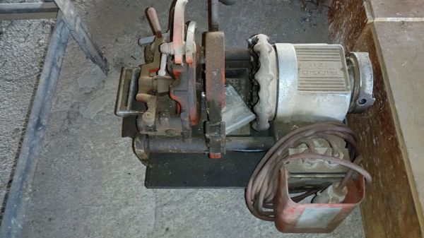 Трактор пољопривреде Massey Ferguson и опрема за земљане радове - Приватна продаја