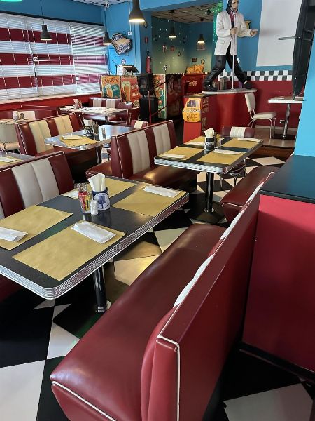 Nábytok a vybavenie pre reštaurácie - Súdna správa č. 22/7816 - Okresný súd v Verone