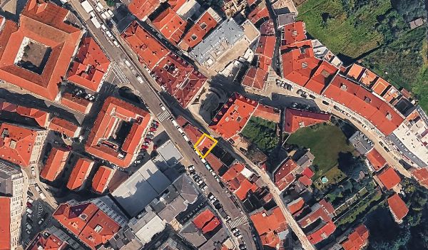 Cuatro viviendas y un local comercial en un mismo edificio, junto con tres suelos urbanos continuos, en Betanzos (A Coru&ntilde;a)