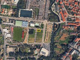 Cuatro viviendas y un local comercial en un mismo edificio, junto con tres suelos urbanos continuos, en Betanzos (A Coru&ntilde;a)