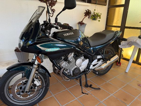Twee voertuigen en een motorfiets in Pontevedra - Handelsrechtbank nr. 1 van Pontevedra