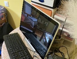 Un veh&iacute;culo, diez congeladores y material variado en Ponteareas, Pontevedra