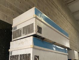 Un veh&iacute;culo, diez congeladores y material variado en Ponteareas, Pontevedra