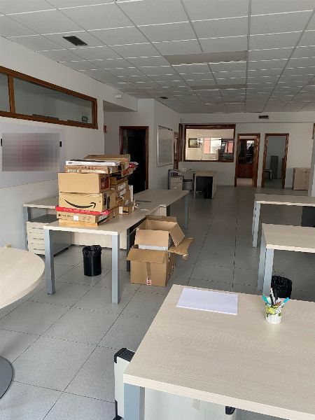 Insiemi di mubbìlia di ufficiu e apparecchi informàtici - Tribbunali Mircantili n°8 di Madrid