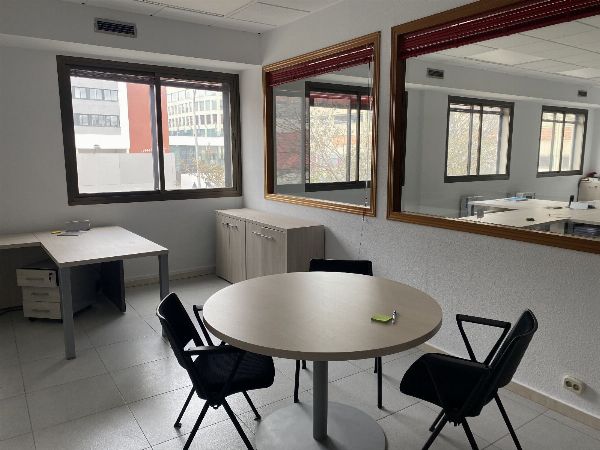 Insiemi di mubbìlia di ufficiu e apparecchi informàtici - Tribbunali Mircantili n°8 di Madrid