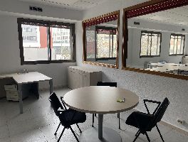 Conjunto de material mobiliario de oficina&nbsp;y equipos inform&aacute;ticos
