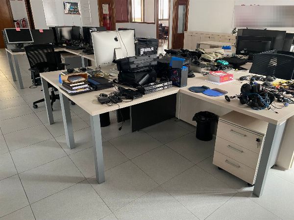 Sett med kontormøbler og IT-utstyr – Handelsdomstol nr. 8 i Madrid