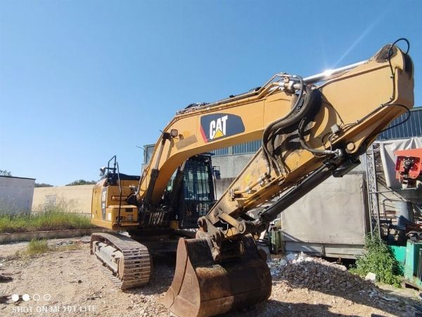 Escavat&oacute;re cingolato Caterpillar 323 F LN - Frant&ograve;io m&ograve;bile Sandvik QJ241 - B&eacute;ni Strumentali da Leasing - Intrum Italy S.p.A