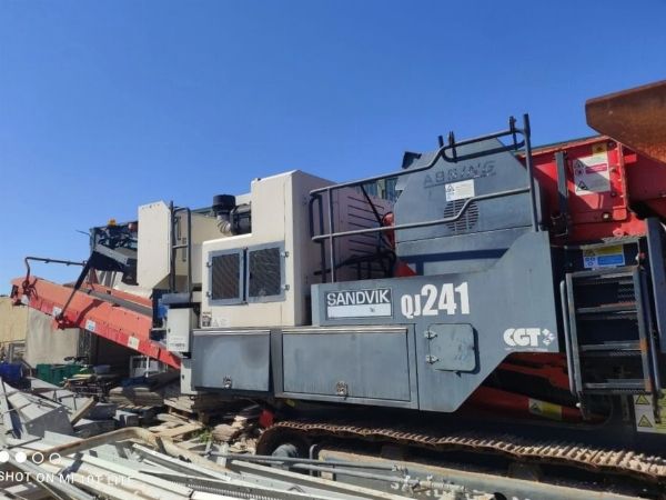 Escavat&oacute;re cingolato Caterpillar 323 F LN - Frant&ograve;io m&ograve;bile Sandvik QJ241 - B&eacute;ni Strumentali da Leasing - Intrum Italy S.p.A
