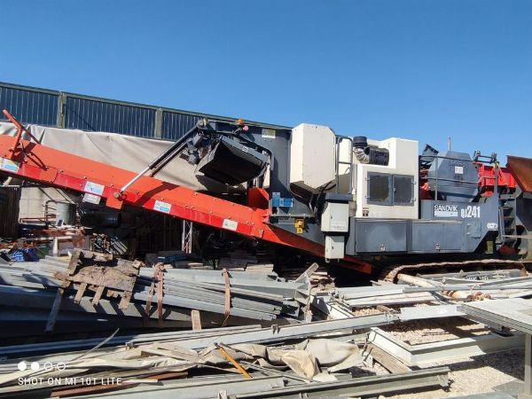 Skri&eth;gr&ouml;fa Caterpillar 323 F LN - F&aelig;ranlegur kurlari Sandvik QJ241 - Rekstrart&aelig;ki &uacute;r leigusamningi - Intrum Italy S.p.A - Sala 3
