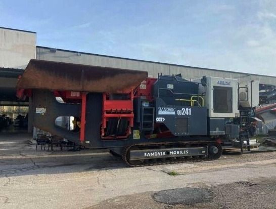 Escavat&oacute;re cingolato Caterpillar 323 F LN - Frant&ograve;io m&ograve;bile Sandvik QJ241 - B&eacute;ni Strumentali da Leasing - Intrum Italy S.p.A