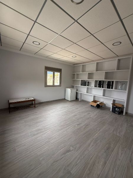 Nave Industrial con Licencia de Uso para Tanatorio en Quesada - Venta Privada - 1