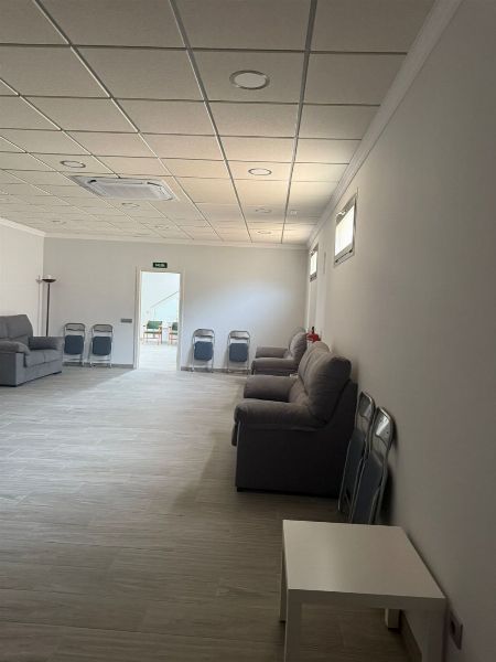 Nave Industrial con Licencia de Uso para Tanatorio en Quesada - Venta Privada - 1