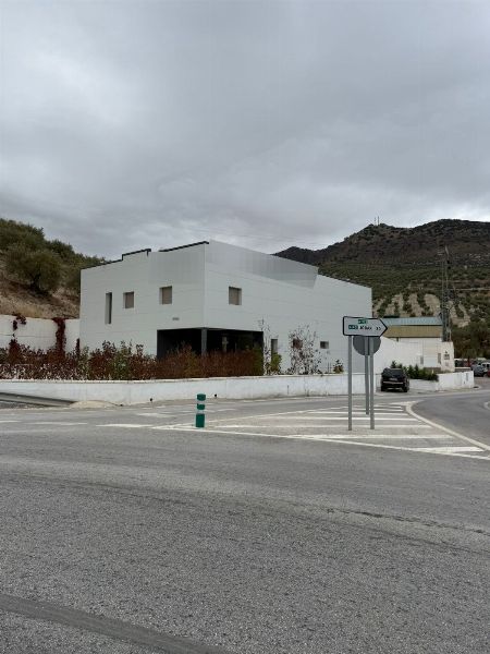 Nave Industrial con Licencia de Uso para Tanatorio en Quesada, Ja&eacute;n