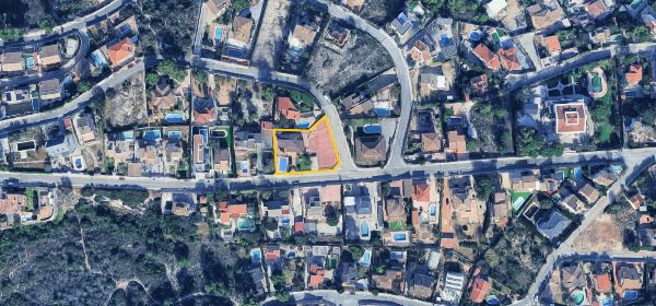 Deux logements, un bâtiment industriel et trois places de garage situés à Torrent et Chiva - Tribunal de commerce n° 5 de Valence