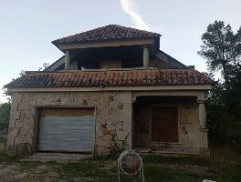 Un chalet independiente y dos terrenos urbanos ubicados en Salvaterra de Mi&ntilde;o, Pontevedra