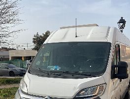  Derecho Expectante sobre Un BMW y dos furgonetas Citro&euml;n Jumper